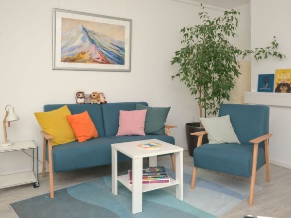 Dr_Lienert_Sprechzimmer_Sofa-1920w (1)