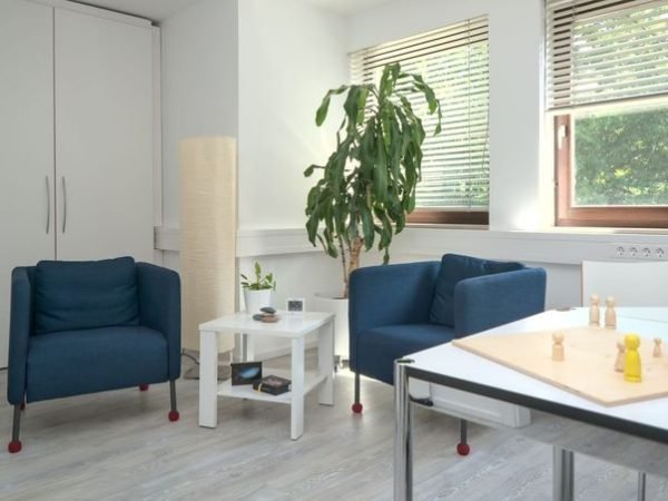 Dr_Lienert_Sprechzimmer_dunkelblau-710w