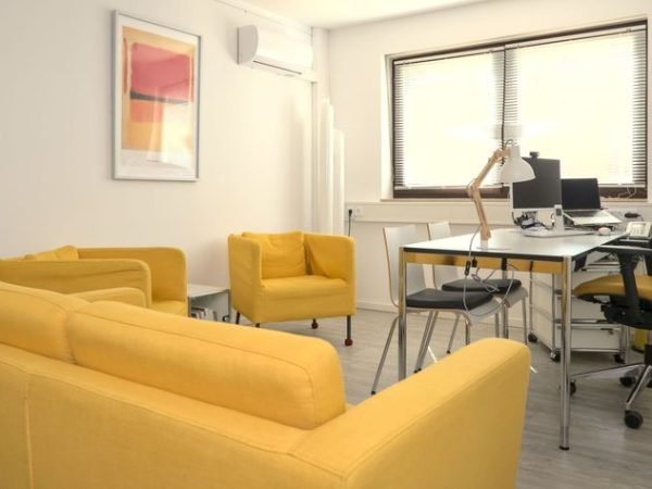 Dr_Lienert_gelbes_Sprechzimmer4-710w